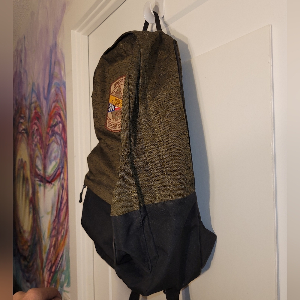 Green backpack - Picture 4 of 9